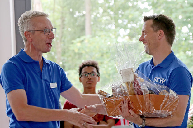 Stabwechsel: der Sonderpädagoge Peter Zarnitz übernimmt kommissarisch die Schulleitung für die Sekundarschule Wickede (Ruhr). Der bisherige Schulleiter und Gründungsrektor Jan Haurand (rechts) wechselt am 1. August 2016 zur Bezirksregierung nach Arnsberg. FOTO: ANDREAS DUNKER