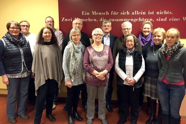Mitglieder des neuen Senioren-Forums: Vordere Reihe, von links: Annegret Kosch, Angelika Bechheim-Kanthak, Inge Gabrecht, Ulla Arndt, Marlis Müller, Brunhilde Pieper und Patricia Fiedler. Hintere Reihe, von links: Helmut Bäcker, Martin Vollmer, Hermann Arndt, Hubertus Geisler, Christina Hofmann und Carolin Kraeling FOTO: GEMEINDE WICKEDE (RUHR)