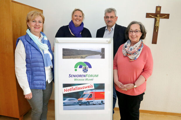 Mitglieder des Teams „Öffentlichkeitsarbeit“ im Wickeder Seniorenforum (von links): Brunhilde Pieper, Carolin Krealing, Sprecher Dr. Hubertus Geisler und Marlis Müller FOTO: ANDREAS DUNKER