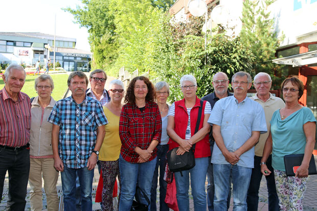 Das Team vom Reparatur-Café lädt für Montag ins Bürgerhaus ein (von links): Wolfgang Schmidt, Christa und Ronald Schulze aus Echthausen, Helmut Bäcker, Ulla Arndt, Angelika Bechheim-Kanthak, Inge Gabrecht, Christina Hofmann, Karl-Heinz Krause, Manfred Marschalt (Werl) sowie Rolf und Ilse Prünte aus Wickede ARCHIVFOTO: ANDREAS DUNKER