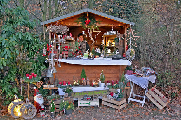 Der Hofladen "Landverliebt" von Sabine Dörr aus Echthausen war auch in einer Holzhütte auf dem neuen Weihnachtsmarkt im "Sinnesgarten" des Senioren-Zentrums "Häuser St. Raphael" in Wimbern präsent. FOTO: ANDREAS DUNKER