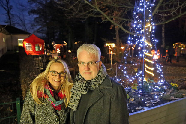 Direktor Thomas Heck mit seiner Gattin Delia vor der romantischen Kulisse des ersten Weihnachtsmarktes des Senioren-Zentrums "Häuser St. Raphael" in Wimbern. FOTO: ANDREAS DUNKER 