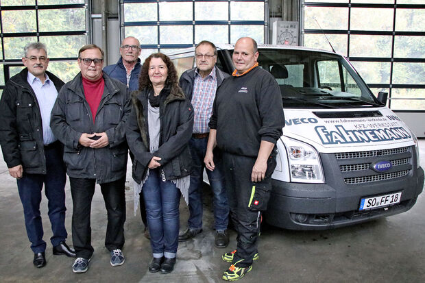 Zum Start des Projektes "Marktbus" präsentierte das Wickeder Senioren-Forum den neunsitzigen Kleinbus in der Lkw-Werkstatt des Autohauses Fahnemann im Gewerbegebiet Westerhaar. Von links: Dr. Hubertus Geisler, Helmut Bäcker, Bernd Kosch, Angelika Bechheim-Kanthak, Wolfgang Düllmann und Autohaus-Inhaber Frank Fahnemann. FOTO; ANDREAS DUNKER