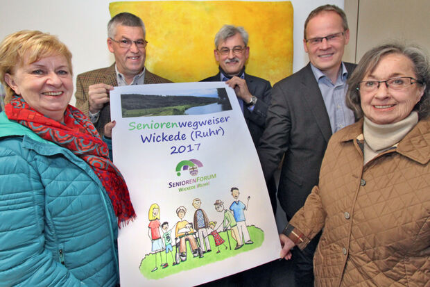 Die Redaktion des neuen Seniorenwegweisers zusammen mit Bürgermeister Dr. Martin Michalzik (CDU) (von links): Brunhilde Pieper, Josef Lehmkühler, Dr. Hubertus Geisler und Marlis Müller. – Beteiligt an der Redaktion der Broschüre waren desweiteren: Angelika Bechheim-Kanthak vom kommunalen Seniorenbüro und Carolin Kraeling vom Senioren-Haus "Sankt Josef" des Caritas-Verbandes Arnsberg-Sundern in Wickede (beide nicht beim Foto-Termin anwesend), die ebenfalls zum Arbeitskreis "Öffentlichkeitsarbeit" des Wickeder Senioren-Forums gehören. FOTO: ANDREAS DUNKER
