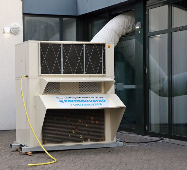 Ein Problem ist die Kühlung überhitzter Räume in heißen Sommern. Zu einem Konzert hatte man eigens dieses externe Klimagerät seitens der Kommune angemietet. Doch die Kühlung war kaum merkbar. Musiker und Zuhörer im Saal schwitzten. ARCHIVFOTO: ANDREAS DUNKER