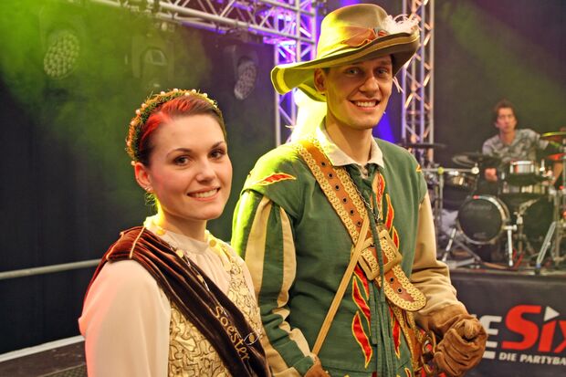 Der aus Wickede stammende Polizeikommissar Daniel Mosch (24) als "Jägerken von Soest" an der Seite von Bördekönigin Christina Brinkwirth bei der Eröffnung der 680. Soester Allerheiligenkirmes im Börde-Festzelt. FOTO: REINHOLD HÄKEN