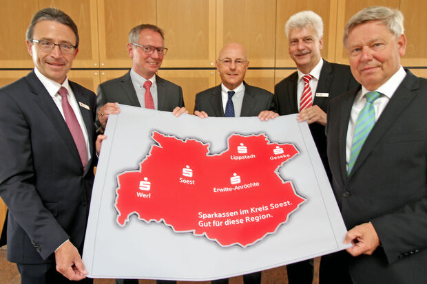 Die Vorstandsvorsitzenden der Sparkassen im Kreis Soest zogen Bilanz für 2016 (von links): Jürgen Riepe (Lippstadt), Meinolf Schniedermeier (Geseke), Joachim Gerenkamp (Werl), Helmut Franzke (Erwitte-Anröchte) und Herbert Köhler (Soest) FOTO: ANDREAS DUNKER