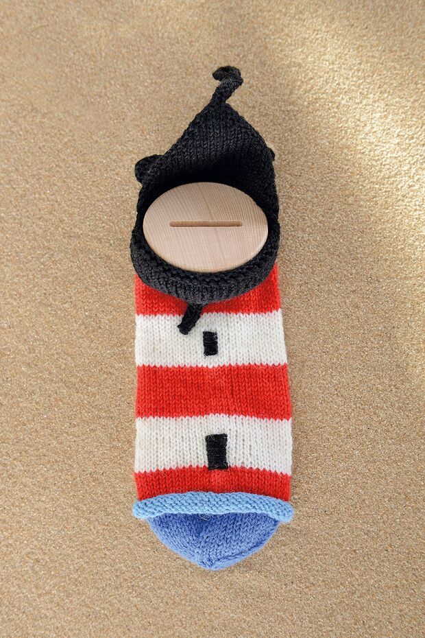 Der "Sparstrumpf" für die Urlaubskasse im Design eines Leuchtturms FOTO: PETER KANTHAK