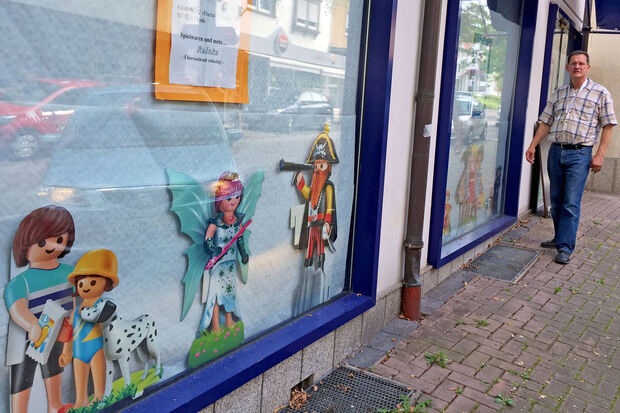 Dirk Reinke vor dem neuen Ladenlokal – dem ehemaligen Geschäft des Raumausstatters Manfred Scheiter (†) – in der Kirchstraße in Wickede FOTO: ANDREAS DUNKER