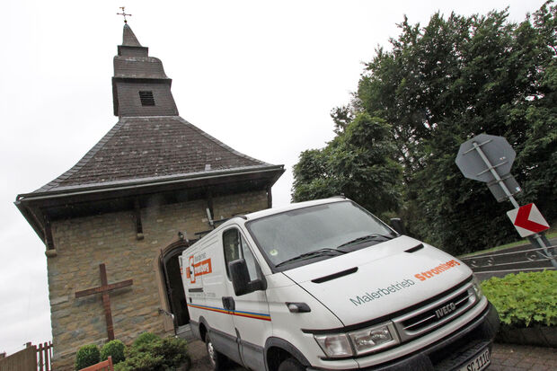 Der Malerbetrieb Stromberg räumte Handwerkszeug und Gerüst am heutigen Mittwoch (3. August 2016) wieder aus der Schlückinger St.-Josef-Kapelle FOTO: ANDREAS DUNKER