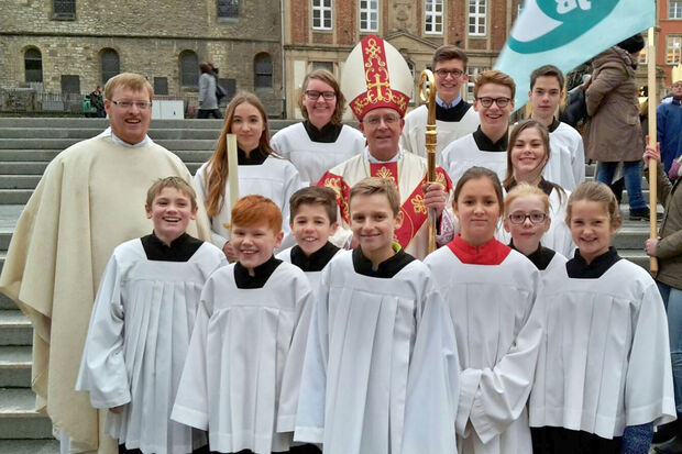 Vikar Alexander Plümpe und die Wickeder Messdiener zusammen mit Weihbischof Matthias König FOTO: KATHOLISCHE LANDJUGEND-BEWEGUNG (KLJB) / SARAH SCHULTE-DÖINGHAUS