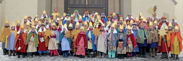 Die Sternsinger vor dem Portal der katholischen St.-Antonius-Kirche in Wickede FOTO: ANDREAS DUNKER