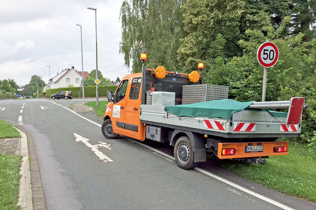 Wo vorher die Ortstafel hing, hat "Straßen.NRW" jetzt provisorisch ein Schild mit der Geschwindigkeitsbegrenzung auf 50 Stundenkilometer aufgehängt. FOTO: ANDREAS DUNKER