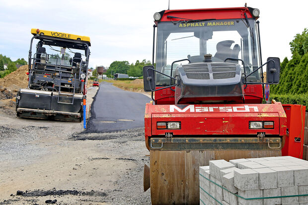 Abgeschlossene Asphaltarbeiten am neuen Neubaugebiet "An der Chaussee" (westlicher Teil): Die Baustraßen zur Erschließung der Grundstücke sind fast fertig. FOTO: ANDREAS DUNKER