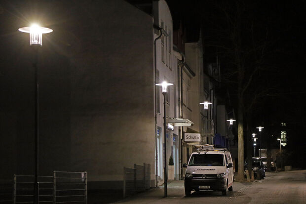 Die neuen LED-Oberlichtlaternen an der Kirchstraße in Wickede. FOTO: ANDREAS DUNKER