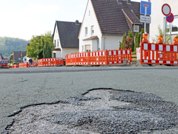 Auch die Fahrbahndecke der Rissenhofstraße soll zwischen "Am Lehmacker" und der ehemaligen Gaststätte Garte erneuert werden. FOTO: ANDREAS DUNKER