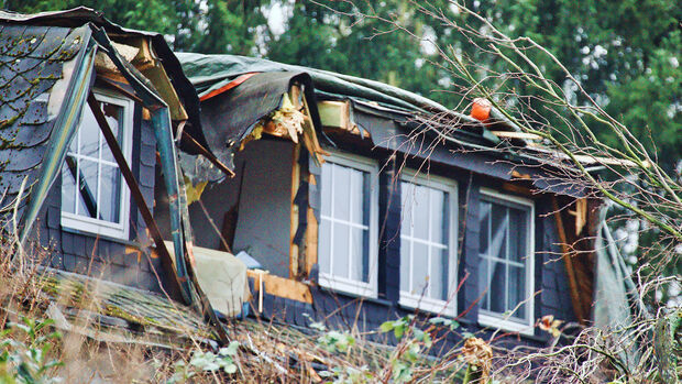 Vermutlich der größte Schaden vor Ort: Das durch einen umgekippten Baum zerstörte Dachgeschoss eines Wohnhauses an der Mendener Straße in Wimbern. FOTO: ANDREAS DUNKER