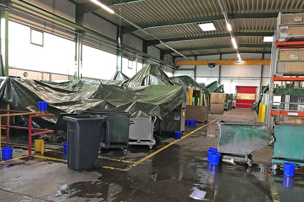 Die durchnässte Halle von Humpert: die Folgen des Orkans "Friederike" sorgen hier für erhebliche Produktionsausfälle. Durch das zerstörte Dach kam das Regenwasser wie durch ein Sieb. Zeitweise stand der Fußboden komplett unter Wasser. Auch die Maschinen erlitten Schäden. FOTO: ANDREAS DUNKER