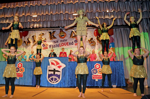 Die Tanz- und Akrobatik-Gruppe "Dansu" des Turnvereins Wickede (Ruhr) am Sonntagnachmittag beim Kinderkarneval im Bürgerhaus FOTO: ANDREAS DUNKER