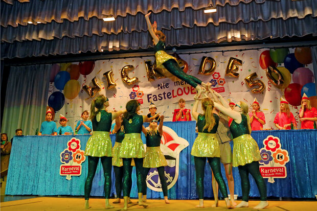 Die Tanz- und Akrobatik-Gruppe "Dansu" des Turnvereins Wickede (Ruhr) am Sonntagnachmittag beim Kinderkarneval im Bürgerhaus FOTO: ANDREAS DUNKER