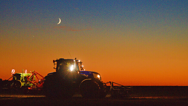 Feldarbeit ist dank starker Scheinwerfer und moderner Technik auch noch nach Sonnenuntergang möglich. Hier ein Landwirt bei der Arbeit auf einem Acker auf der Haarhöhe. FOTO: ANDREAS DUNKER
