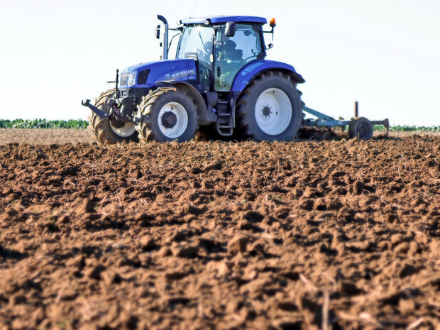 Nach der Ernte erfolgt die Bodenbearbeitung mit schwerem Gerät. Aufgenommen auf der Haar in Wiehagen. FOTO: ANDREAS DUNKER