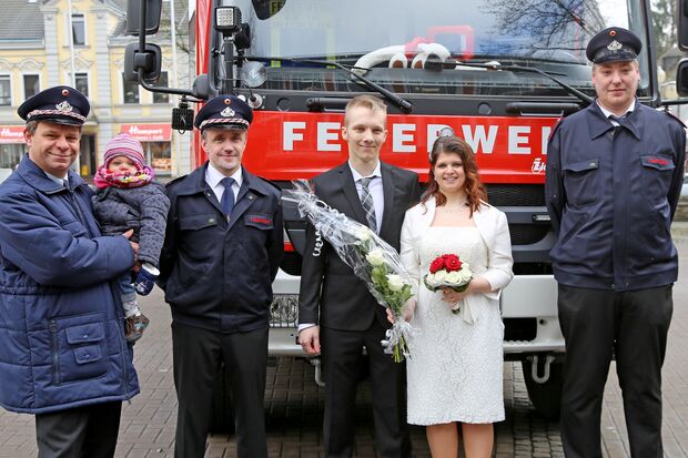 Kameraden der Freiwilligen Feuerwehr Wickede (Ruhr) kamen mit einem Löschfahrzeug zum Gratulieren. Von links: Andreas Ernst, Michael Schäckel, Dennis und Sandra Keggenhoff sowie Fabian Lojewski FOTO: CARINA WESTERWELLE