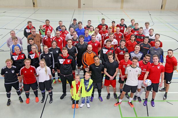 Teilnehmer des Fußball-Jux-Turnieres der TuS Wickede (Ruhr) in der Gerken-Sporthalle in Wickede FOTO: ANDREAS DUNKER