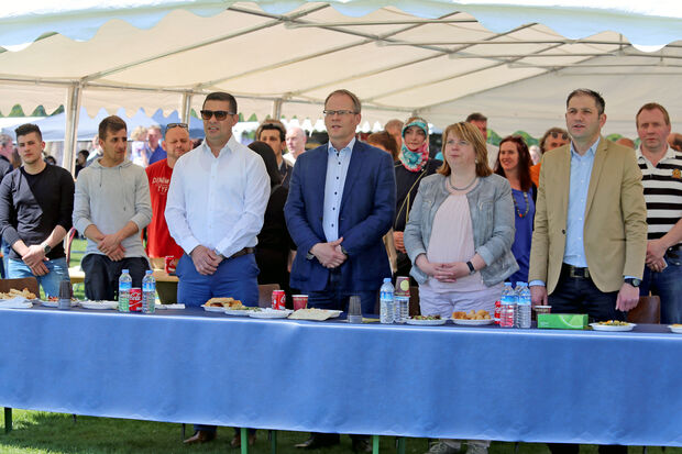 Zu Ehren der türkischen und der deutschen Nationalhymne standen die Gäste auf. FOTO: ANDREAS DUNKER