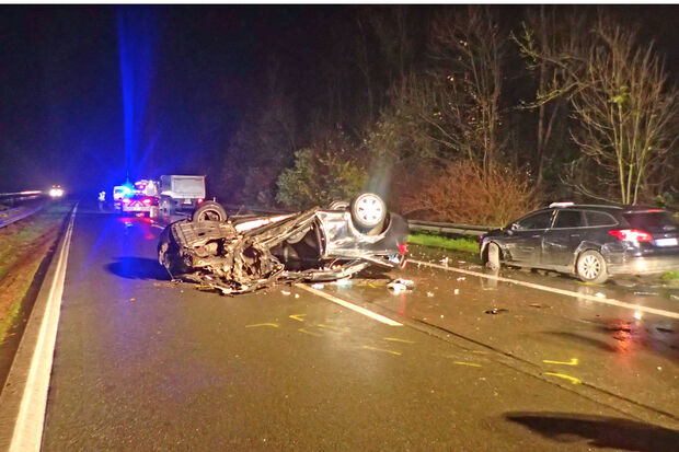 Das verunglückte Fahrzeug an der Unfallstelle FOTO: FEUERWEHR WERL