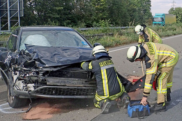 Die Werler Feuerwehr bei der Berung des verunglückten Pkw auf der A445 FOTO: FEUERWEHR WERL