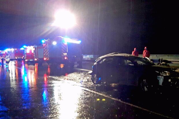 Schwerer Verkehrsunfall bei regennasser Fahrbahn auf der Autobahn 46 FOTO: FEUERWEHR ARNSBERG