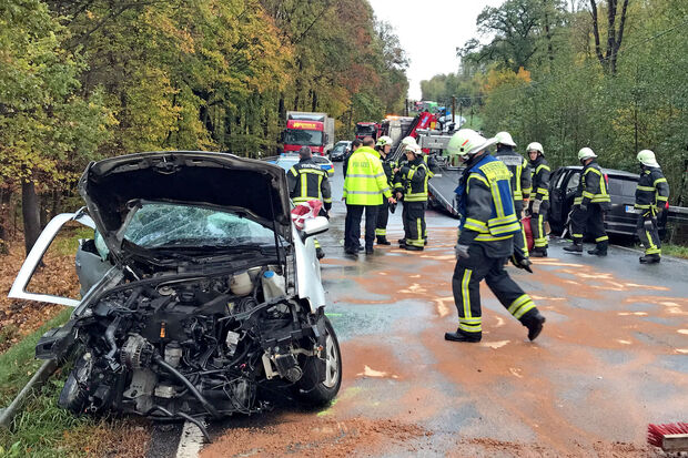 Der silberne VW-Polo des mutmaßlichen Unfallverursachers aus Wickede. Zur besseren Bergung mussten die Wickeder Feuerwehrleute den Wagen auseinandernehmen. FOTO: ANDREAS DUNKER 