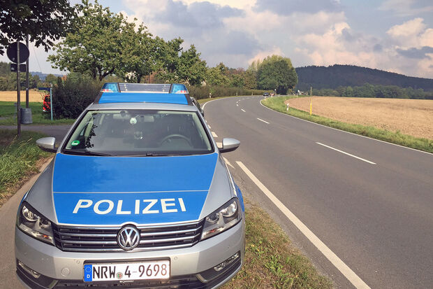 Aus dieser Kurve der Mendener Straße flog der Pkw. FOTO: ANDREAS DUNKER