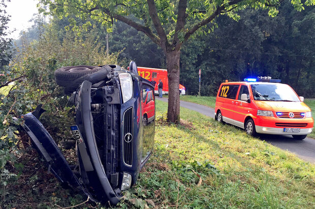 Das Auto landete auf der Seite in der Hecke. FOTO: ANDREAS DUNKER