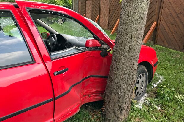 Der VW-Golf, der vor einen Baum an der Wickeder Straße in Wiehagen geschleudert ist. FOTO: ANDREAS DUNKER