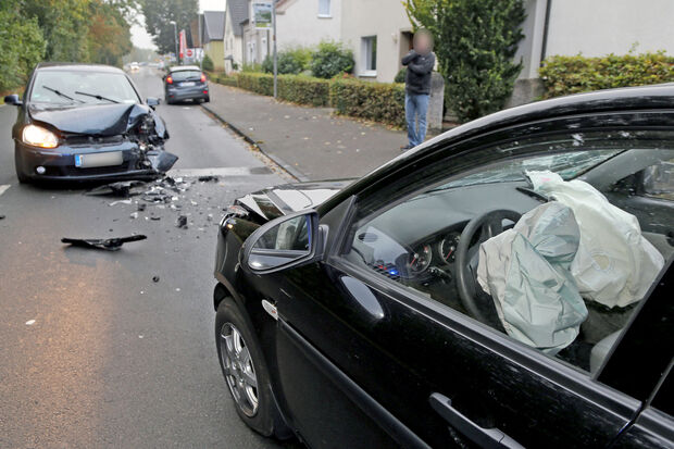 Die drei am Unfall beteiligten Fahrzeuge: der Hyundai Accent (vorne rechts), der VW Golf des vermutlich alkoholisierten Unfallverursachers und der Ford Fiesta, dessen Fahrer noch auf den Gehweg auswich, um eine Frontalkollision mit dem auf ihn zufahrenden VW Golf zu vermeiden. FOTO: ANDREAS DUNKER