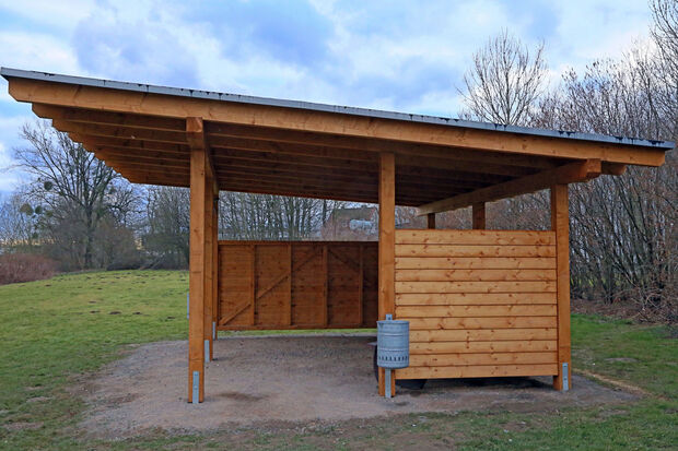 Eine zeitnahe „Möblierung“ der Holzhütte – wie durch die Kommune versprochen – erfolgte bislang nicht. FOTO: ANDREAS DUNKER