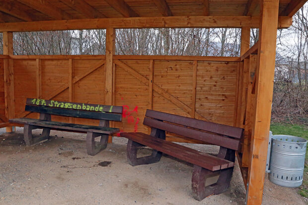 Nun sorgten bislang unbekannte Straftäter illegal für Sitzgelegenheiten in der von Jugendlichen unter Anleitung von Streetworker Frank Hake errichteten Holzhütte. Die Vandalen demontierten Ruhebänke am Ruhrufer und stellten diese einfach im Unterstand als Sitzgelegenheiten neu auf. FOTO: ANDREAS DUNKER