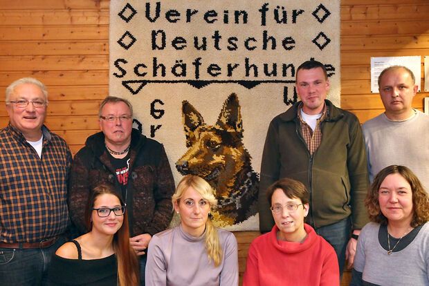 Der Vorstand der Wickeder Ortsgruppe des Vereins für deutsche Schäferhunde. Hintere Reihe (von links): Erich Schemm, Bernd Heckmann, Arne Krätzig und Bernward Koslowski. Vordere Reihe (von links): Jenny Werry (neue Kassenprüferin), Kerstin Fischer, Patricia Wieschhof und Jutta Koslowski FOTO: ANDREAS DUNKER