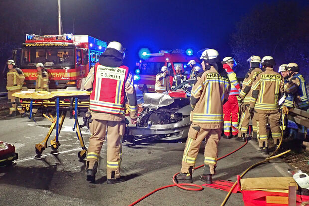 Der schwere Verkehrsunfall auf der Landstraße 969 (ehemalige Bundesstraße 1) im Werler Süden FOTO: FEUERWEHR WERL