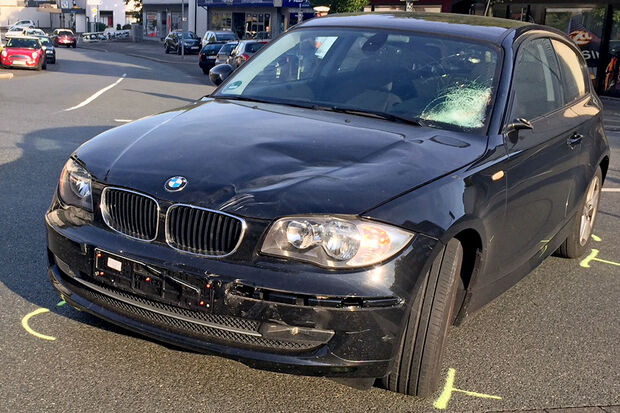 Die verbeulte Motorhaube und die gesprungene Frontscheibe des BMW lassen vermuten, dass der Rennradfahrer mit voller Wucht auf den Pkw geprallt sein muss. Wie ein Polizeibeamter berichtete, sei der verletzte Radfahrer bis hinter die Fußgängerampel vor der Brücke geschleudert worden. Will sagen: der Zweiradfahrer muss nach dem Aufprall etliche Meter durch die Luft geflogen sein und ist dann wohl hart auf den Asphalt aufgeprallt. FOTO: ANDREAS DUNKER