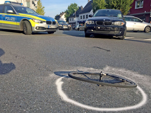 Der BMW des Unfallverursachers und ein gelöstes Rad der Zweirades direkt nach dem Unfall auf der Hauptstraße in Wickede FOTO: ANDREAS DUNKER