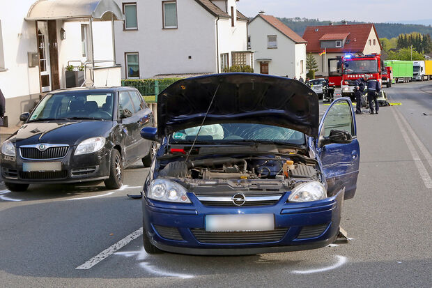 Die zwei schwer beschädigten Pkw aus dem Gegenverkehr FOTO: ANDREAS DUNKER
