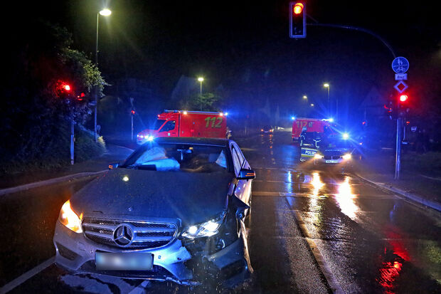 Eines bei der nächtlichen Havarie beschädigten Fahrzeuge FOTO: ANDREAS DUNKER