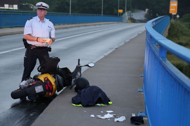 Ein Polizei-Beamter bei der Unfallaufnahme FOTO: ANDREAS DUNKER