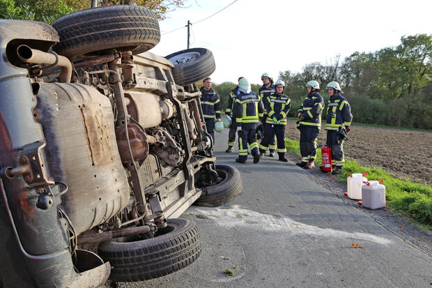 Feuerwehrleute in Wartestellung FOTO: ANDREAS DUNKER