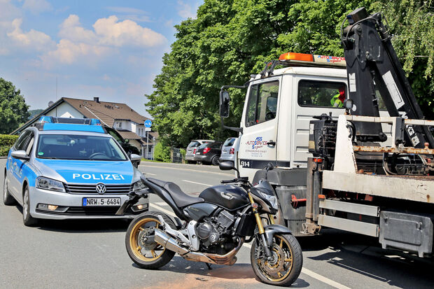 Verletzt wurde ein Motorradfahrer bei einem Unfall an der Ecke Kirchstraße / Fichtenstraße in Wickede FOTO: ANDREAS DUNKER