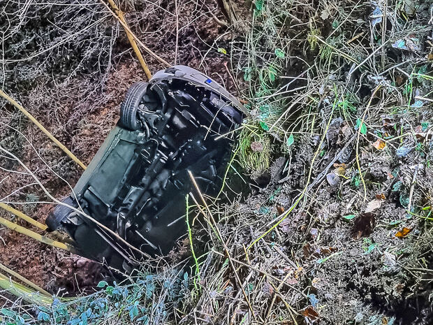 Der Pkw der 19-jährigen Wickederin stürzte eine etwa vier Meter tiefe Böschung hinab und blieb versteckt im Gestrüpp neben der Straße liegen. FOTO: FEUERWEHR MENDEN