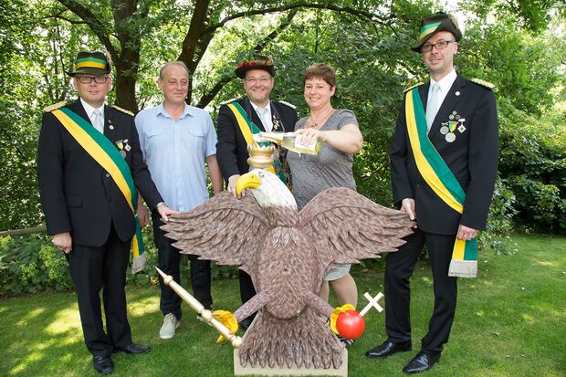 Der Schützenvogel 2015 mit Vize-Brudermeister Martin Bertram, Vogelbauer Andreas Kobbeleoer, dem Königspaar Andreas und Anja Wette sowie Brudermeister Thomas Gehrke (von links) FOTO: SCHÜTZENBRUDERSCHAFT WICKEDE – WIEHAGEN